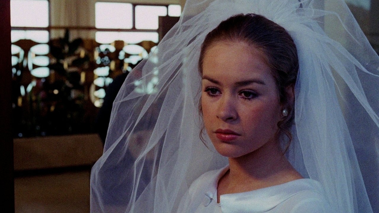 Un abito da sposa macchiato di sangue